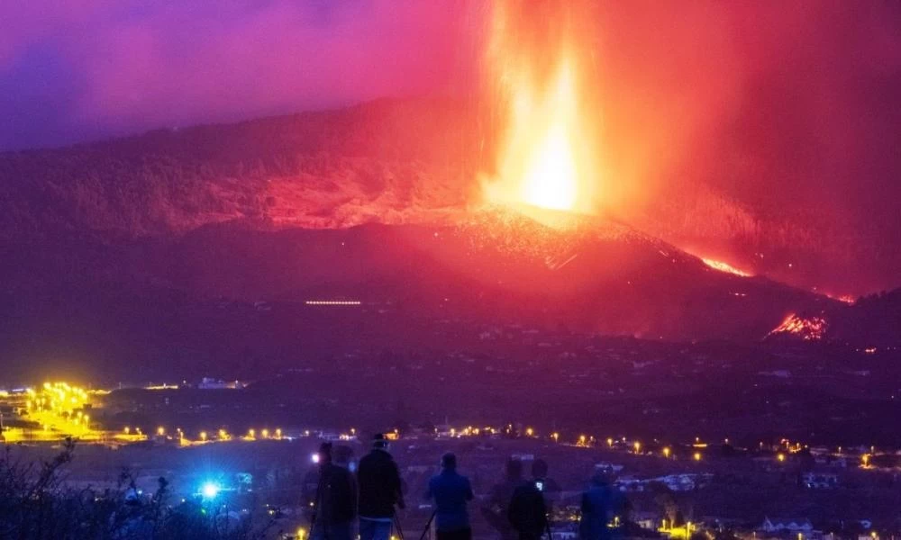 Λα Πάλμα: Συνεχίζει να εκτοξεύει πίδακες λάβας το Κούμπρε Βιέχα